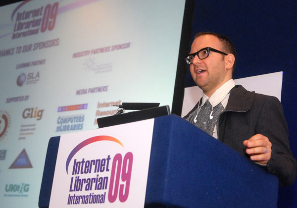 photo (8KB) : Figure 1 : Cory Doctorow giving the opening keynote