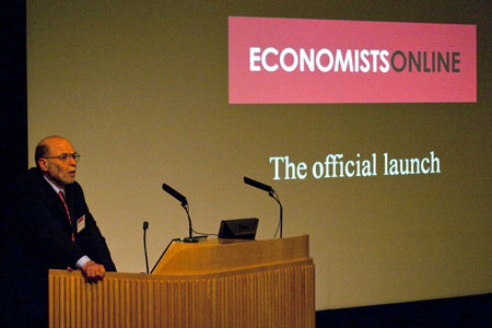 photo (28KB) : Professor Barr launching Economists Online