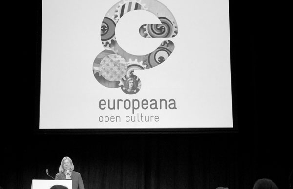 photo (23KB) : Elisabeth Niggemann, Chair of the Europeana Foundation, welcomes the delegates.