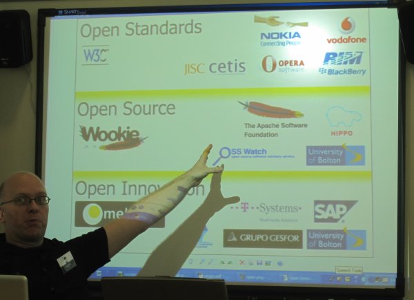 photo (37KB) : Open Source is one solution towards open innovation according to Scott Wilson, photo: Tore Hoel